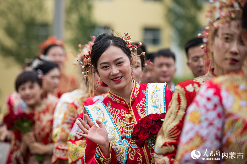 身著紅艷秀禾服的新娘明艷動人、溫柔美麗。楊金燁攝