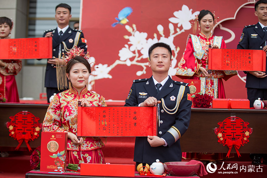 新人們向觀眾展示婚書。楊金燁攝