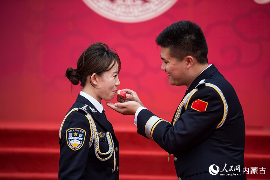 在同牢禮環節,一對新人臉上充滿幸福的笑容。楊金燁攝