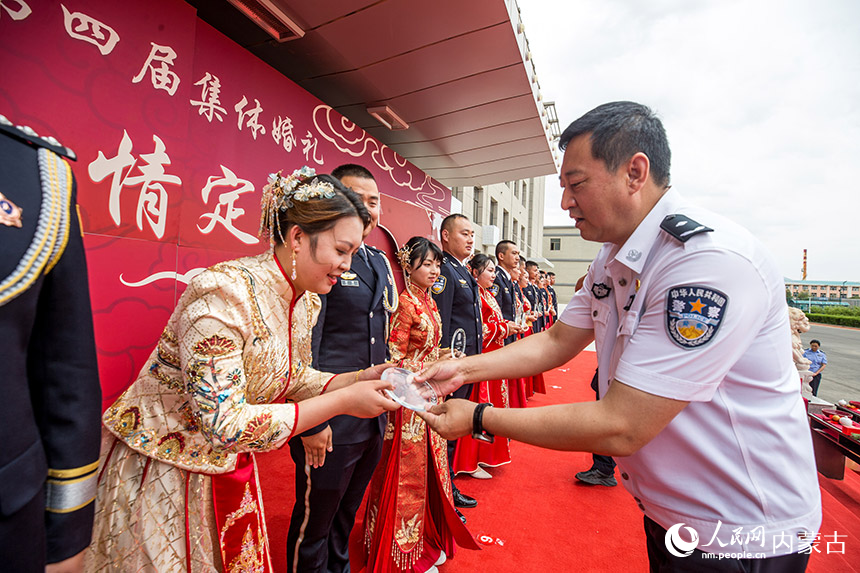 為新晉警嫂頒發“警嫂獎牌”。楊金燁攝