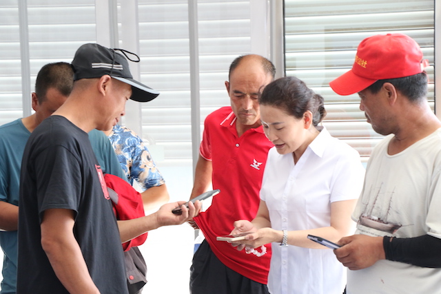 工作人員指導靈活就業(yè)人員使用“通遼零工”小程序。王曉晗攝