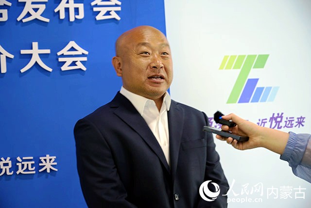 華潤五豐農業開發（中國）有限公司海原養殖基地總經理秦順利接受采訪。人民網 寇雅楠攝