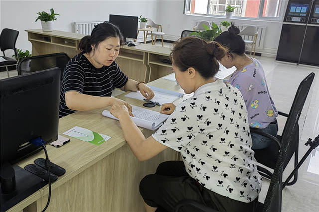 求職者在庫倫旗零工市場咨詢就業問題。李明月攝