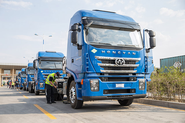 二連出入境邊防檢查站執勤民警利用車底檢查儀對出口商品車進行車體檢查。