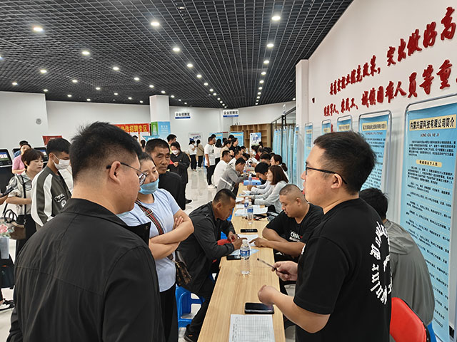 工作人員向求職者介紹崗位情況及薪資待遇。劉小雷攝