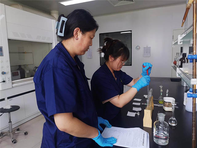 任紀平（左一）正與同事一起做實驗。呂志敏攝