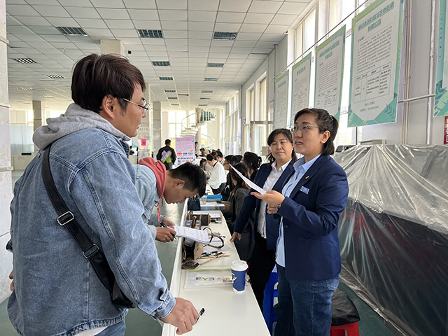 內蒙古民族大學專場招聘會現場。孔湘寧攝