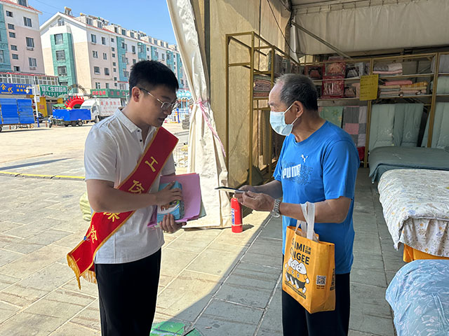 社保中心工作人員開展政策宣傳活動。王春鶴攝