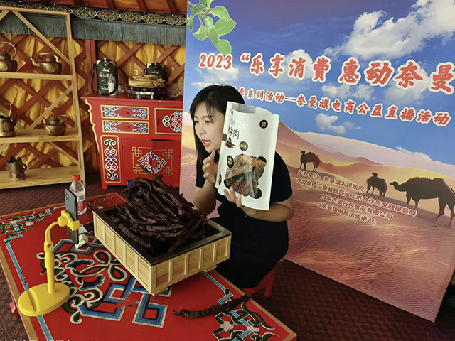 主播積極向網(wǎng)友介紹公司產(chǎn)品。成雅莉攝