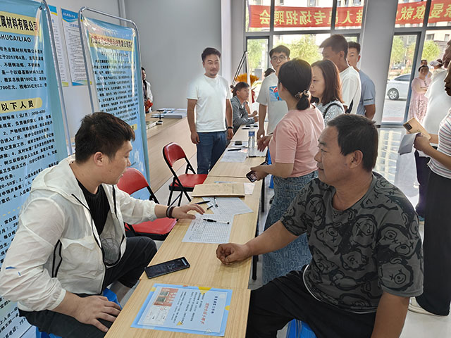 就業(yè)困難人員專場招聘會(huì)現(xiàn)場。劉小雷攝