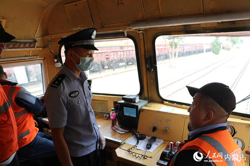 二連出入境邊防檢查站執勤民警對入境國際旅客列車進行車體檢查。劉劍輝攝