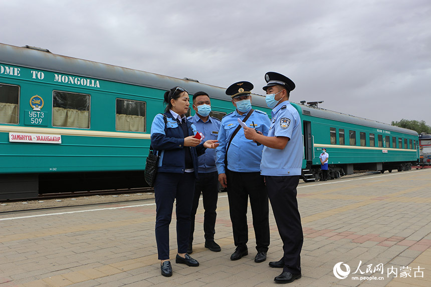 二連出入境邊防檢查站執勤民警查驗蒙方鐵路員工通關證件。劉劍輝攝