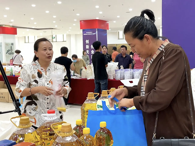 企業(yè)工作人員為居民講解產(chǎn)品。呼斯樂圖攝