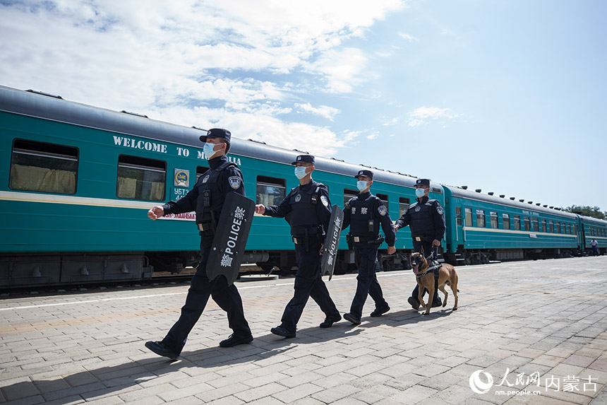 二連出入境邊防檢查站執(zhí)勤民警在執(zhí)勤現場巡查警戒。郭鵬杰攝