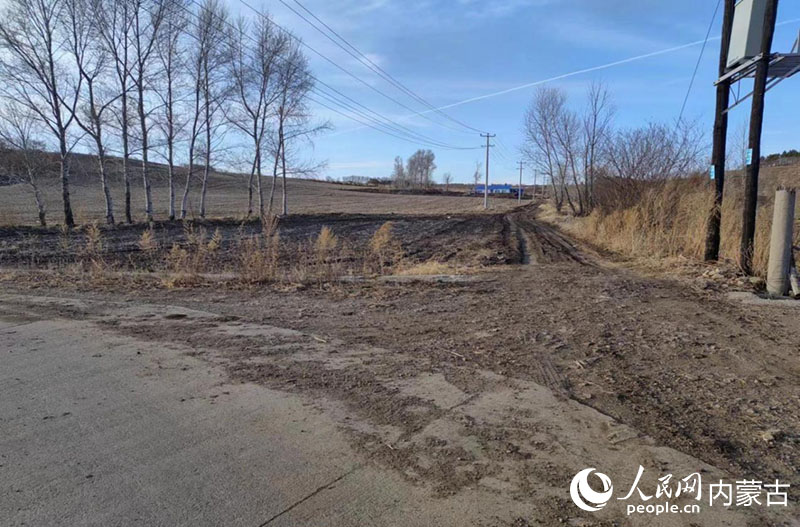 該條土路給村民出行帶來不便。呼倫貝爾市政府督查室供圖