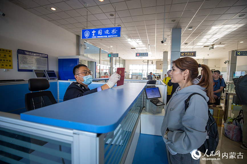 9月18日,二連出入境邊防檢查站執(zhí)勤民警為旅客辦理通關(guān)手續(xù)。郭鵬杰攝
