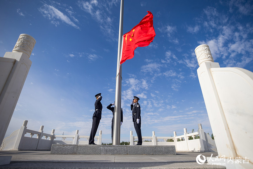 舉行升國旗儀式。郭鵬杰攝