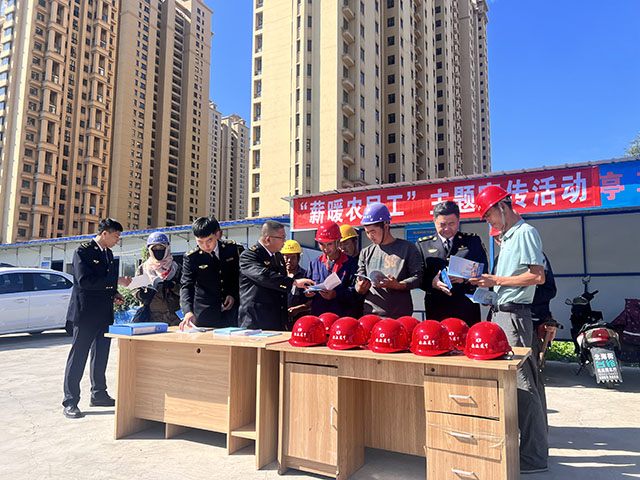 工作人員深入轄區(qū)在建項(xiàng)目，向工人宣傳人社相關(guān)政策。阿云嘎攝