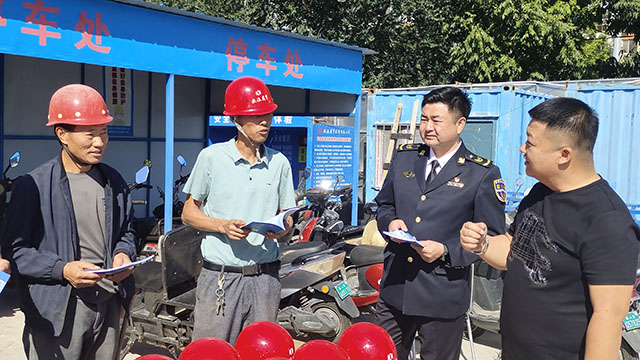 工作人員詳細了解在建項目施工整體情況。阿云嘎攝