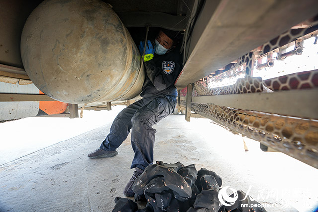 圖2:2023年10月8日,二連出入境邊防檢查站移民管理警察從車體底部改裝的儲氣罐內查獲走私戈壁石。