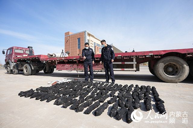 圖3:2023年10月8日,二連出入境邊防檢查站移民管理警察開展走私物品清點工作。