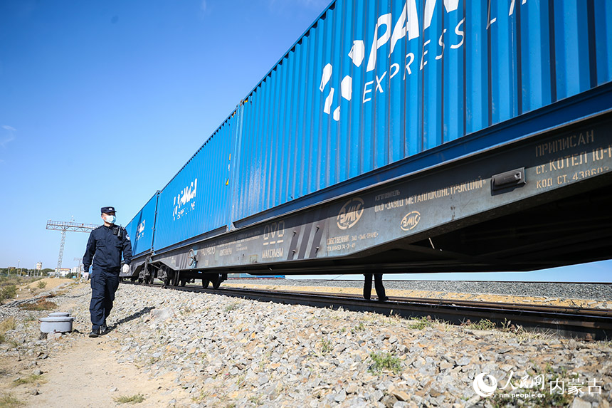 二連出入境邊防檢查站執(zhí)勤民警對中歐班列進行車體檢查。郭鵬杰攝