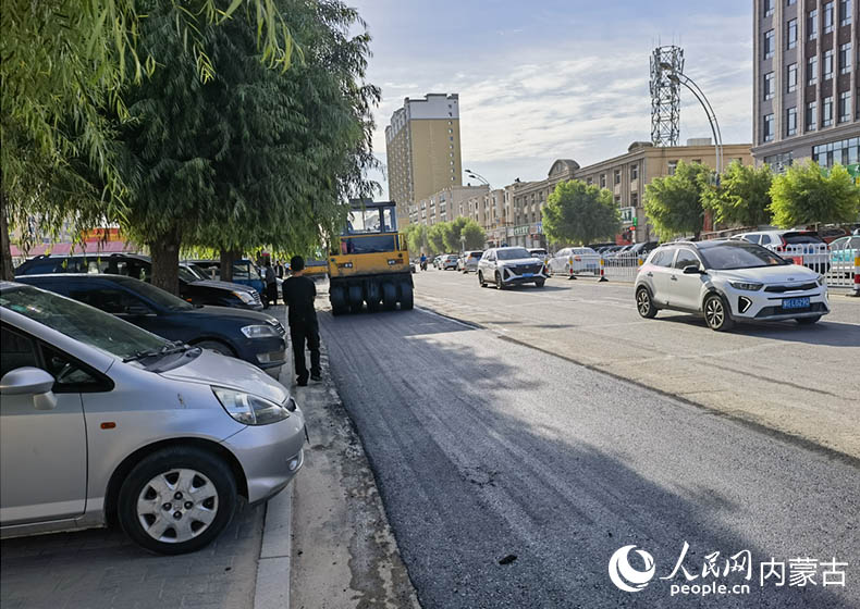 有關(guān)部門對路面進行修補。扎魯特旗委辦公室供圖