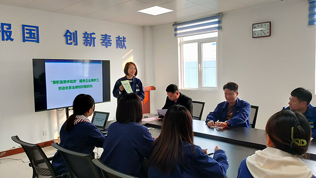 “兼職監(jiān)察仲裁員”張海燕為企業(yè)職工講解勞動(dòng)關(guān)系方法律知識(shí)。劉源豐攝