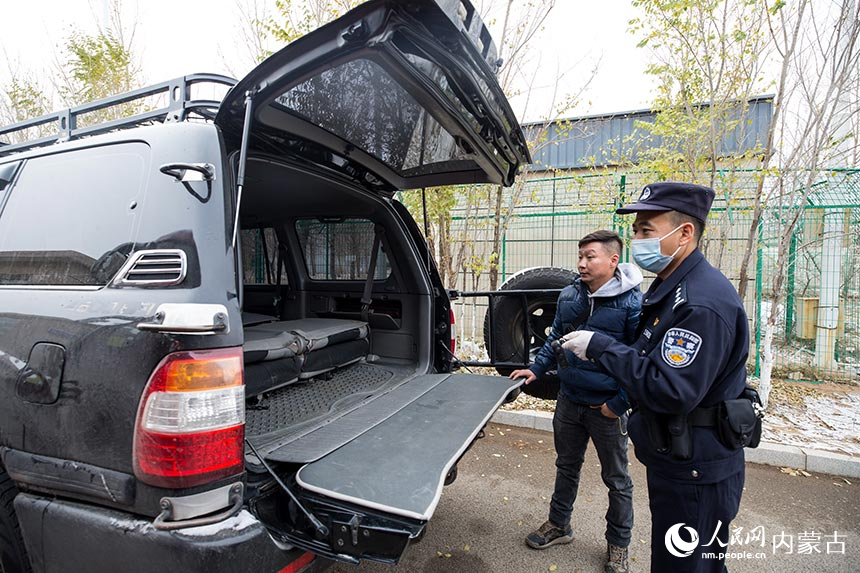 二連出入境邊防檢查站民警對通關車輛進行邊防檢查。郭鵬杰攝