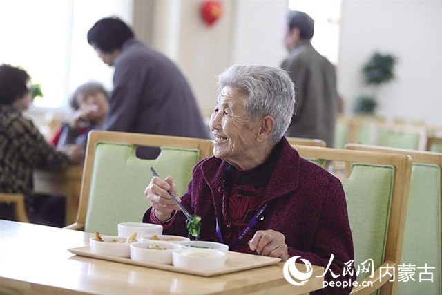 內蒙古自治區示范性康養公寓為老人們提供的午餐“內容”豐富。王劭凱攝