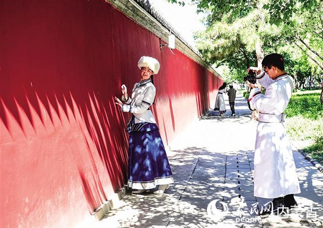 外地游客在呼和浩特景點打卡拍照留念。王劭凱攝