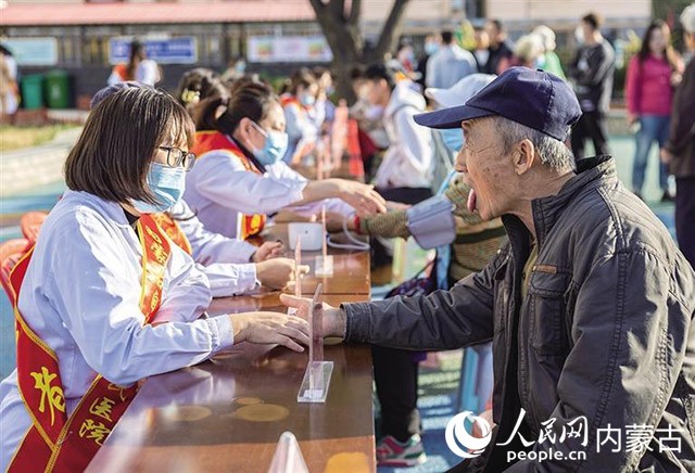 三甲醫院醫護人員進社區為居民義診。王劭凱攝