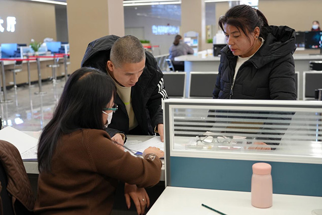 準格爾經濟開發區政務服務分中心進駐13個部門，開通37個辦事服務窗口。王麗曼攝