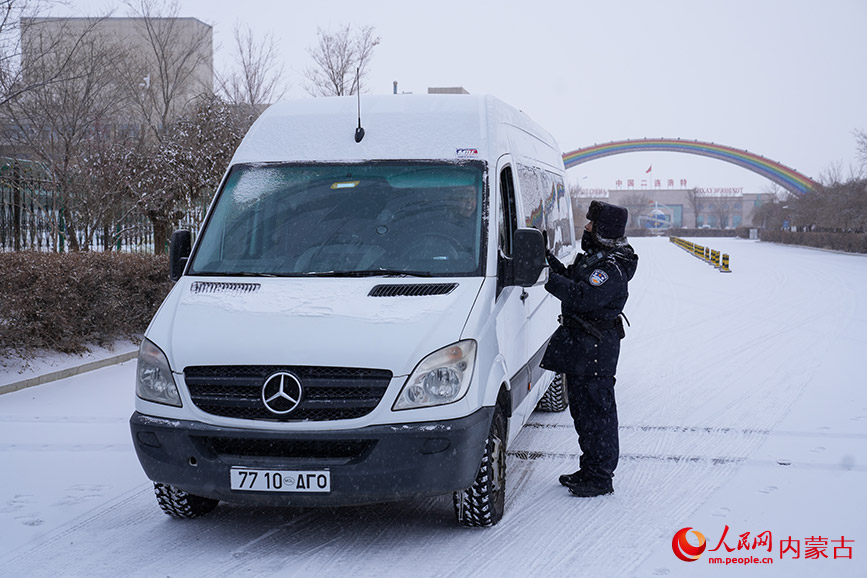 11月28日，二連出入境邊防檢查站執勤民警頂風冒雪快速驗放通關車輛。楊金燁攝