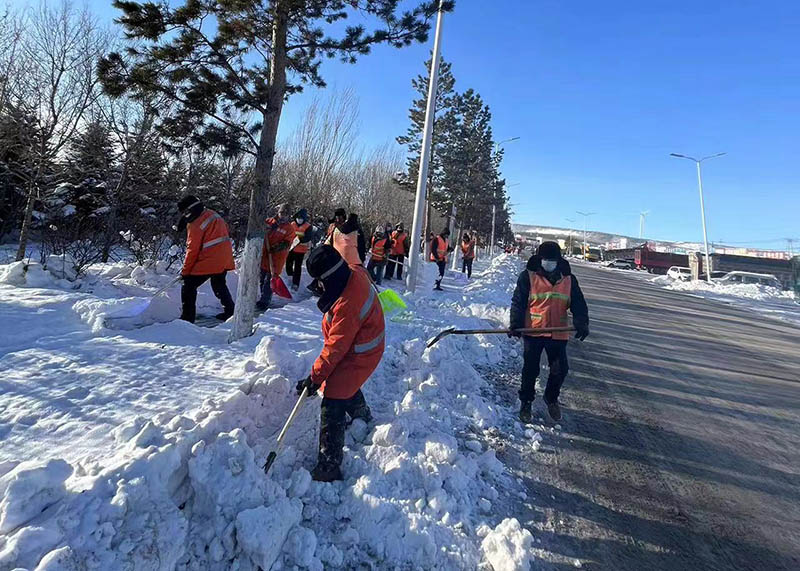 霍林郭勒市環衛服務中心開展積雪清理工作。中共霍林郭勒市委辦公室供圖