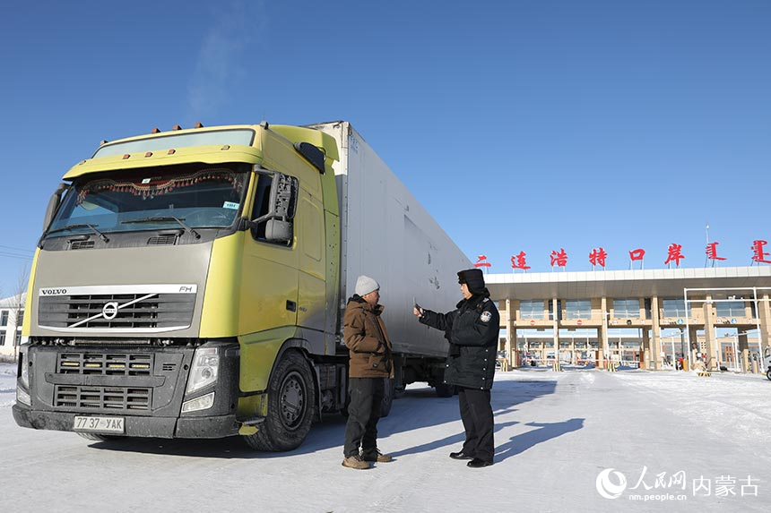 二連出入境邊防檢查站執勤民警查驗貨車司機通關證件。郭鵬杰攝
