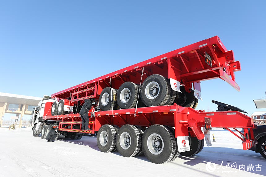 二連出入境邊防檢查站執(zhí)勤民警對(duì)通關(guān)貨車進(jìn)行車體檢查。郭鵬杰攝