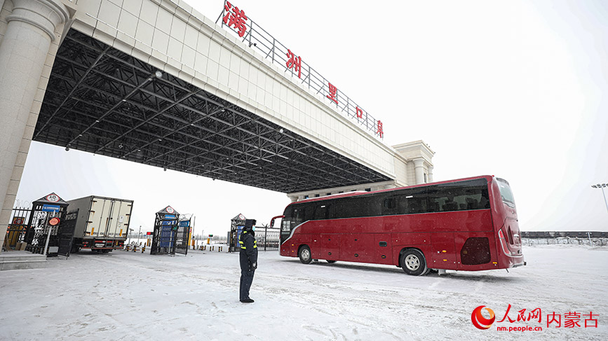 滿洲里邊檢站護航第50000輛出口商品車從滿洲里口岸出境。安吉拉攝