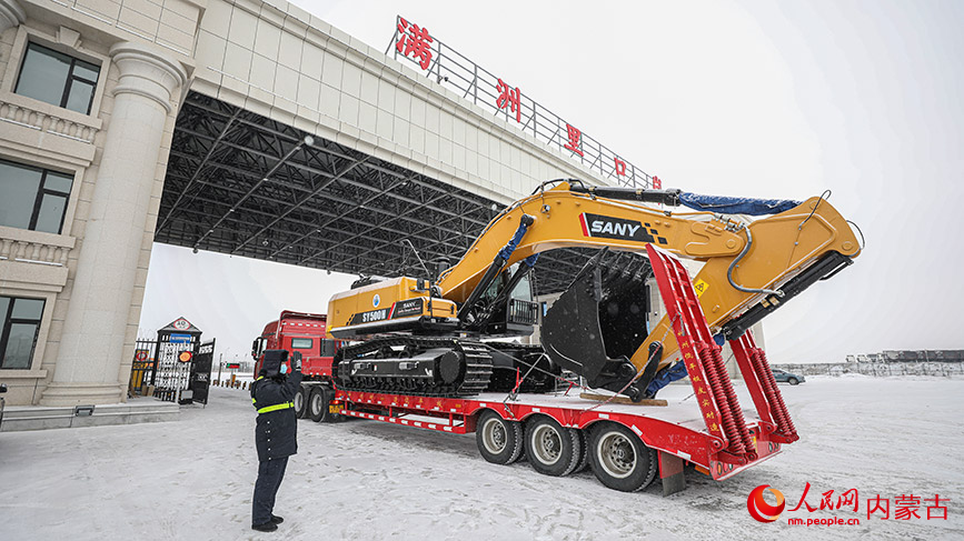 滿洲里邊檢站民警指揮出口商品車從快速通道有序排隊通關。安吉拉攝