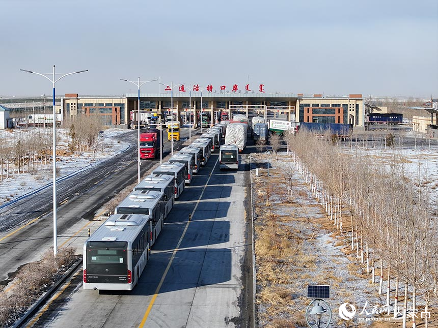 公交車從內蒙古二連浩特公路口岸貨運通道出境。郭鵬杰攝