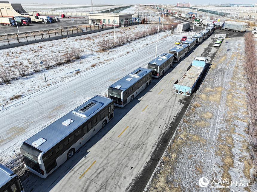 公交車從內蒙古二連浩特公路口岸貨運通道出境。郭鵬杰攝