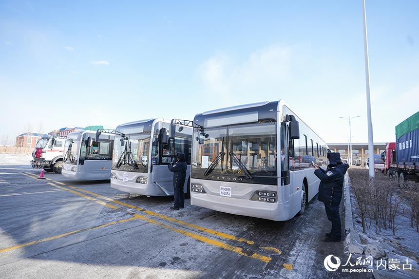 二連出入境邊防檢查站移民管理警察快速驗放出口公交車。郭鵬杰攝