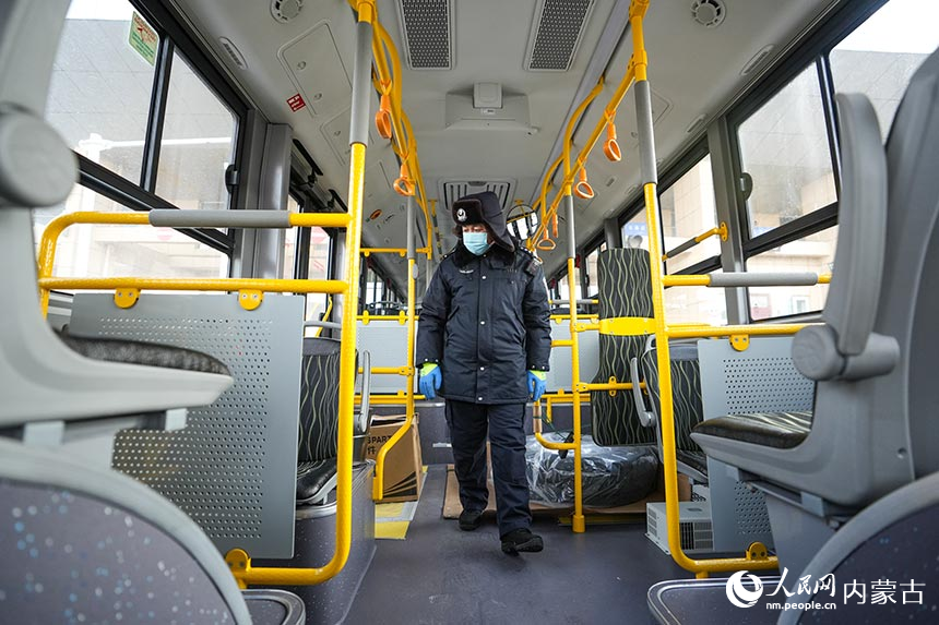 二連出入境邊防檢查站移民管理警察對出口公交車進行車體檢查。郭鵬杰攝