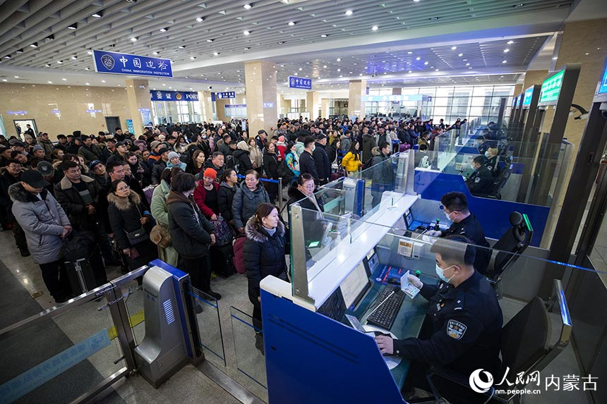 二連出入境邊防檢查站開通全部查驗通道快速驗放通關旅客。郭鵬杰攝