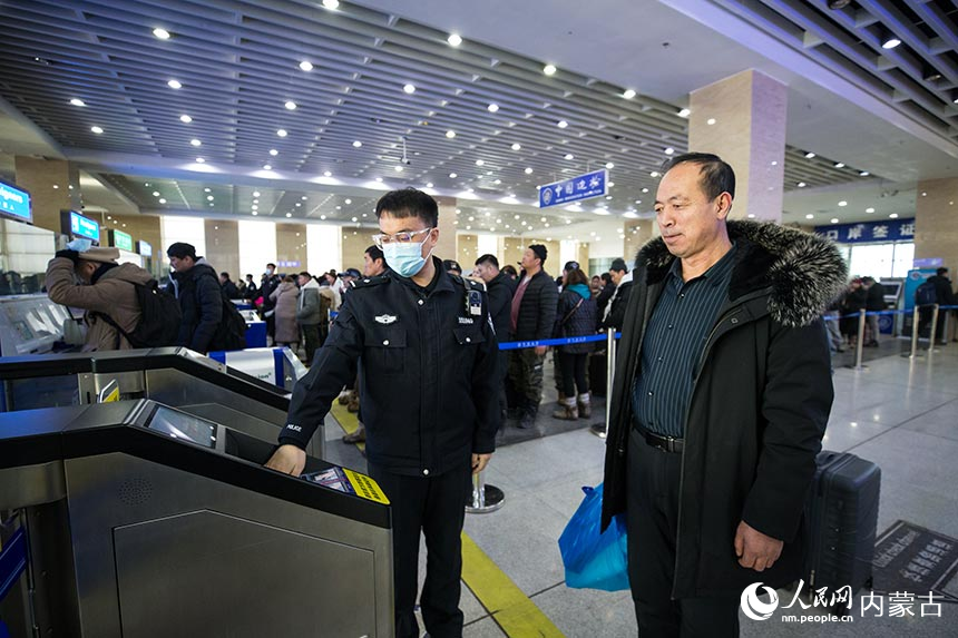 一名中國籍旅客從快捷通道入境。郭鵬杰攝