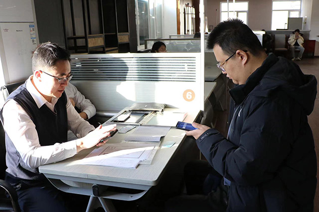 招聘會(huì)現(xiàn)場(chǎng)求職者與企業(yè)招聘工作人員互相添加聯(lián)系方式。周潤(rùn)攝