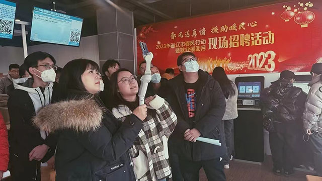 春風行動暨就業援助月招聘會現場。王瑩攝