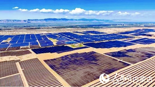 蒙西基地庫布其200萬千瓦光伏治沙項目。人民網記者 富麗娟攝
