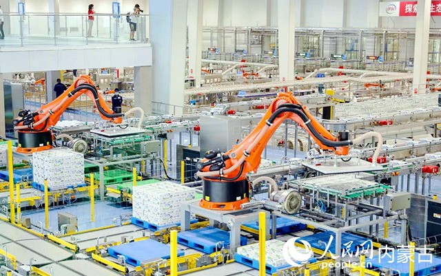 伊利智慧健康谷液態奶包裝車間。伊利集團供圖