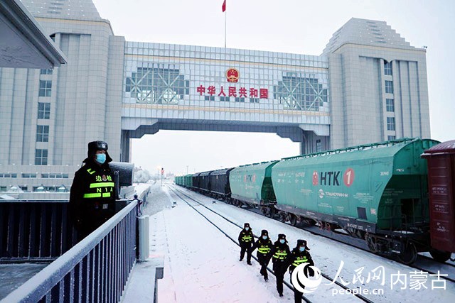 滿洲里出入境邊防檢查站民警對出境中歐班列執行監護任務。李發春攝